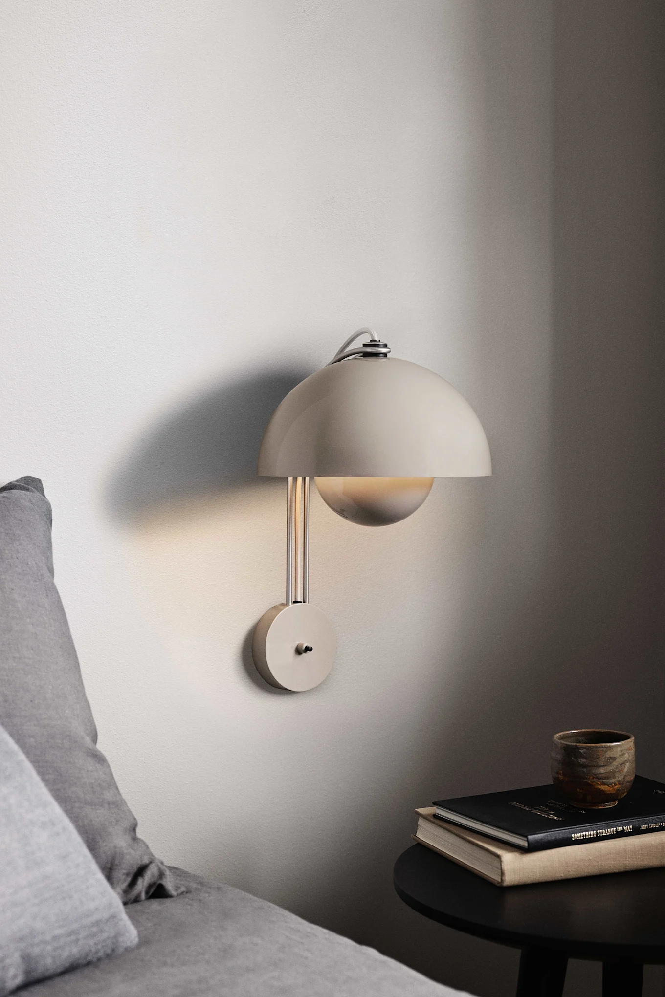 Tips til at indrette soveværelser med hotelfornemmelse - indret med væglamper! Her ses Flowerpot VP8 i en beige nuance.