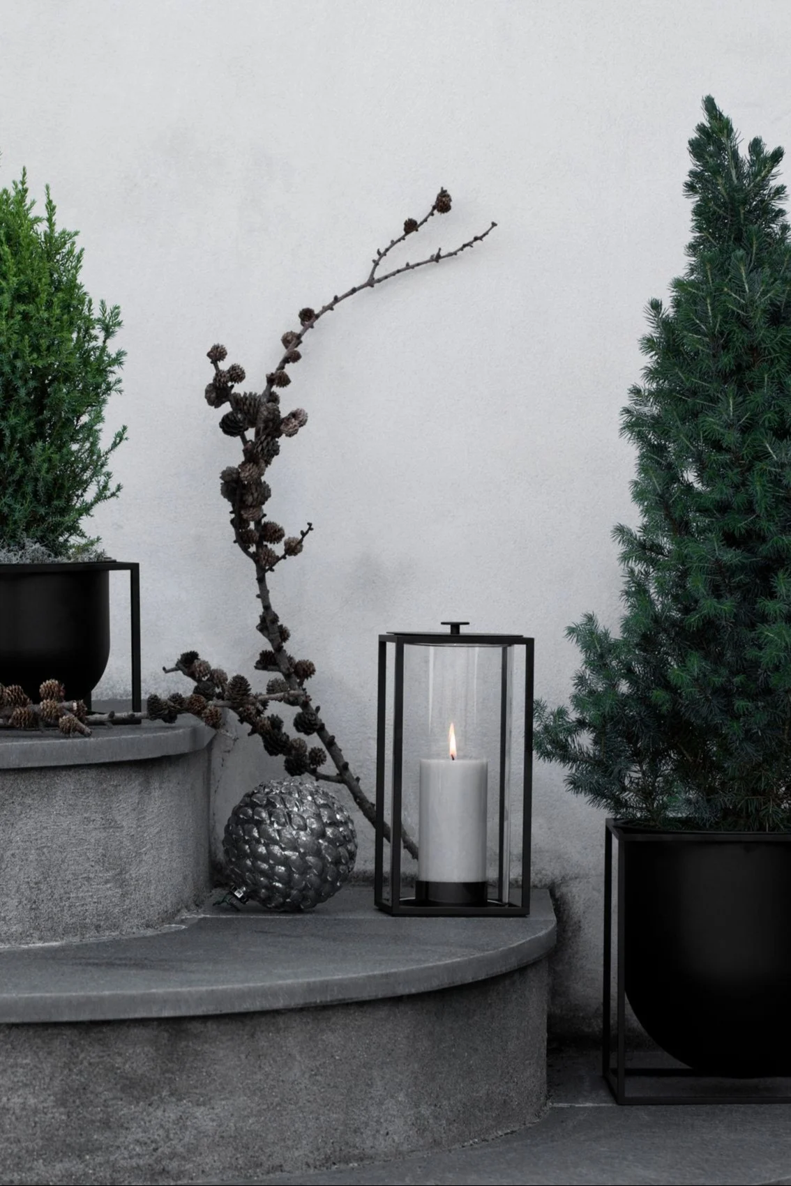 Udsmyk din udendørs trappe med lanterner og vindlys til udenfor, for eksempel med Light'In-lanternen fra Audo Copenhagen.