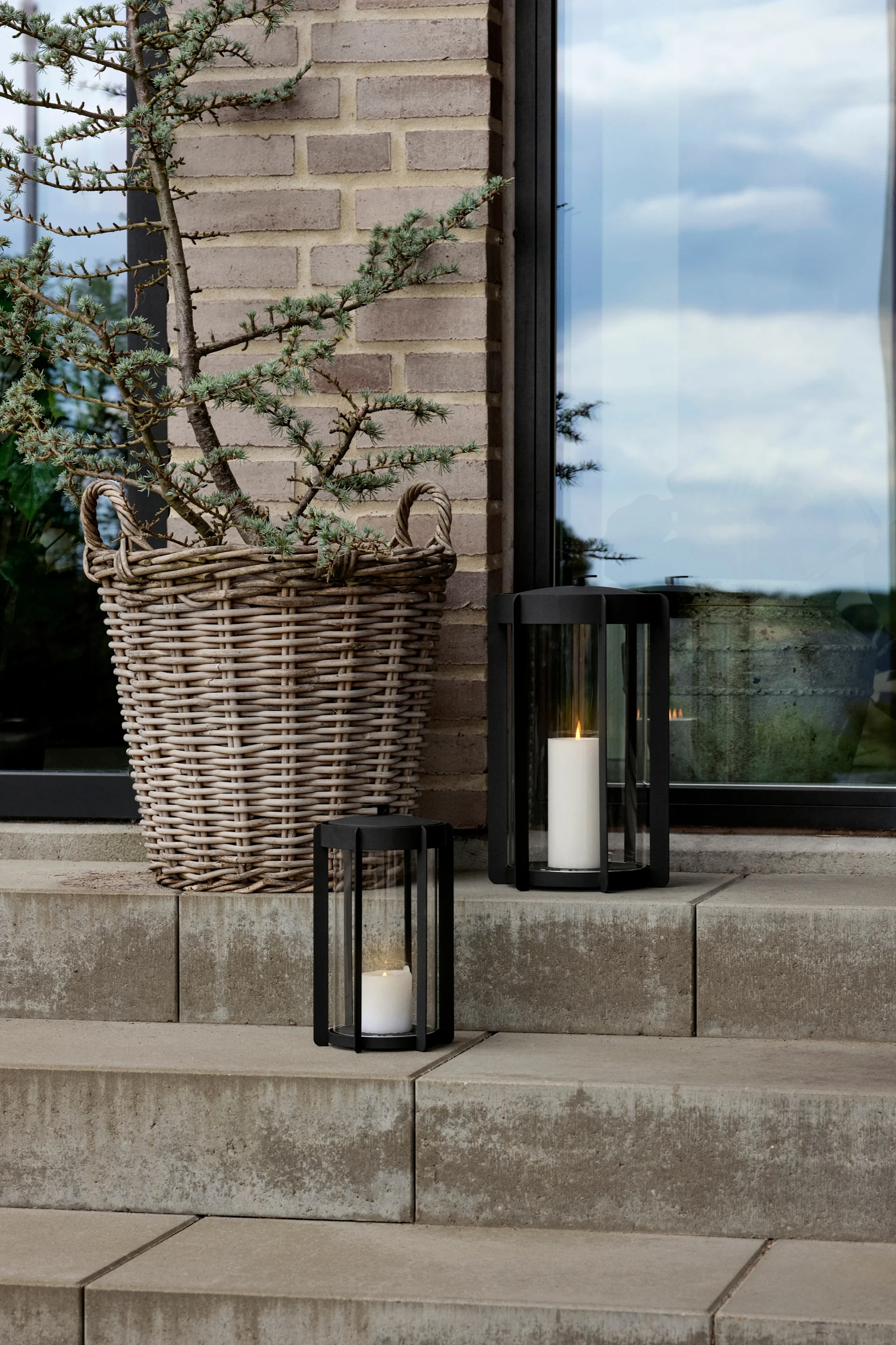 Udsmyk din udendørs trappe med lanterner og vindlys til udenfor, for eksempel med Light'In-lanternen fra Audo Copenhagen.