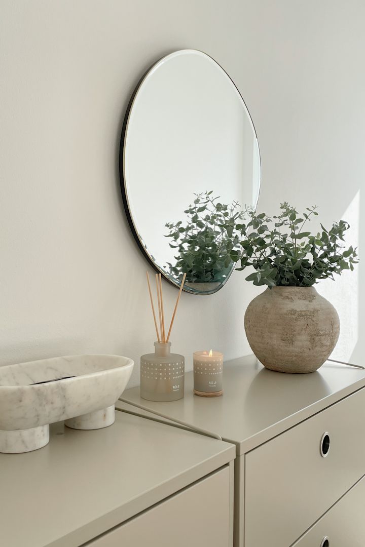 Sådan dekorer du en lille gang - inspiration fra @our_home_living med duftlys fra Skandinavisk og friske blomster i en fin vase gør gangen mere indbydende.