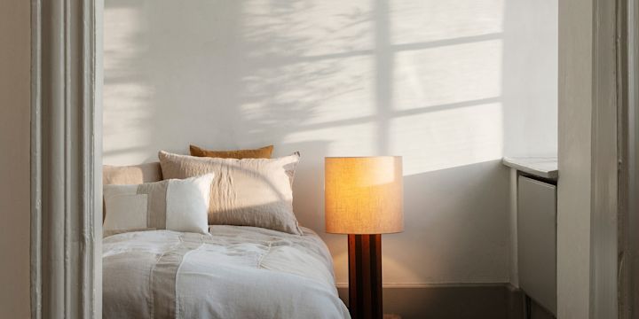Skab et soveværelse i hotelstil - lette tekstiler og god belysning. 
