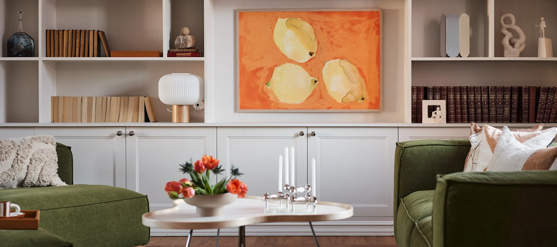 Skandinavisk interiør trends 2024 - ternet, grøn, rød og gulvtæpper med en retro rød lampe!