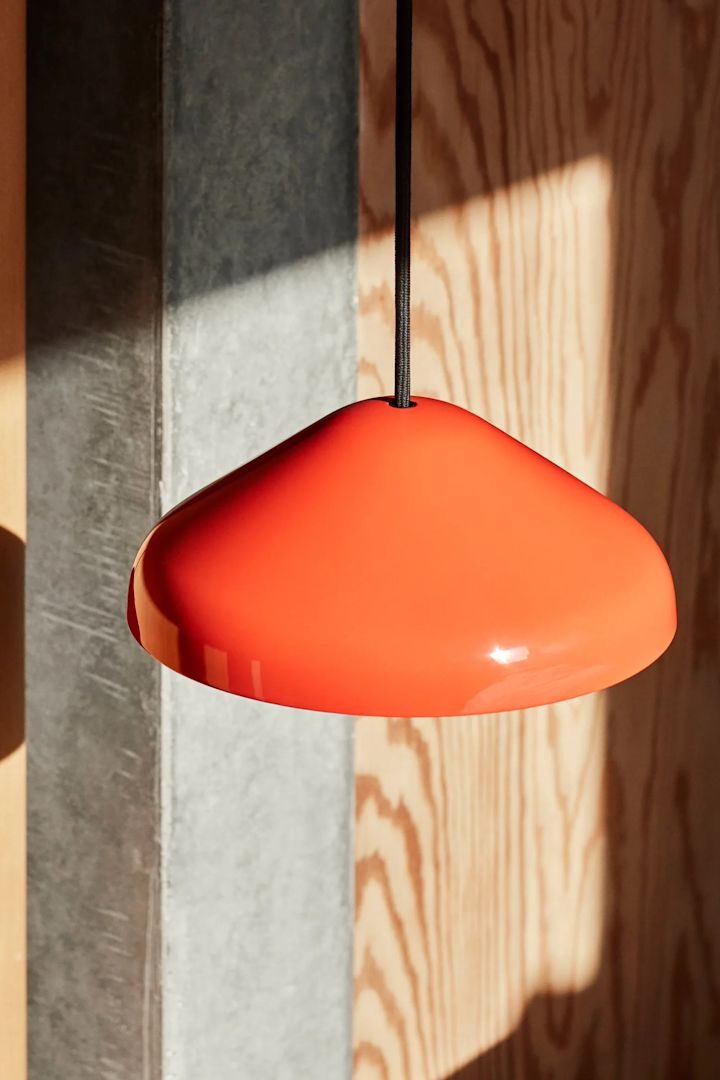 En farverig loftlampe til stuen kunne være Pao Steel pendlen fra HAY som ses her i rød.