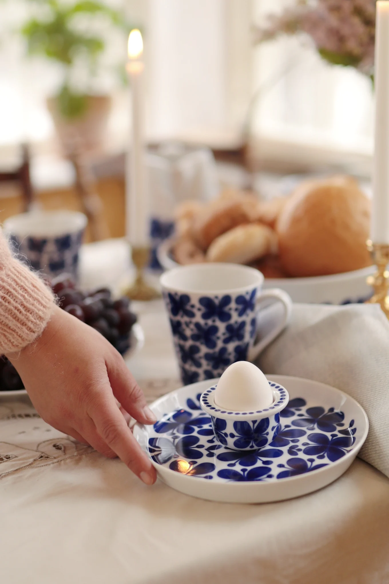 Tallerkener og æggebæger fra Mon Amie, Rörstrand. Instagram profil Colorelles.