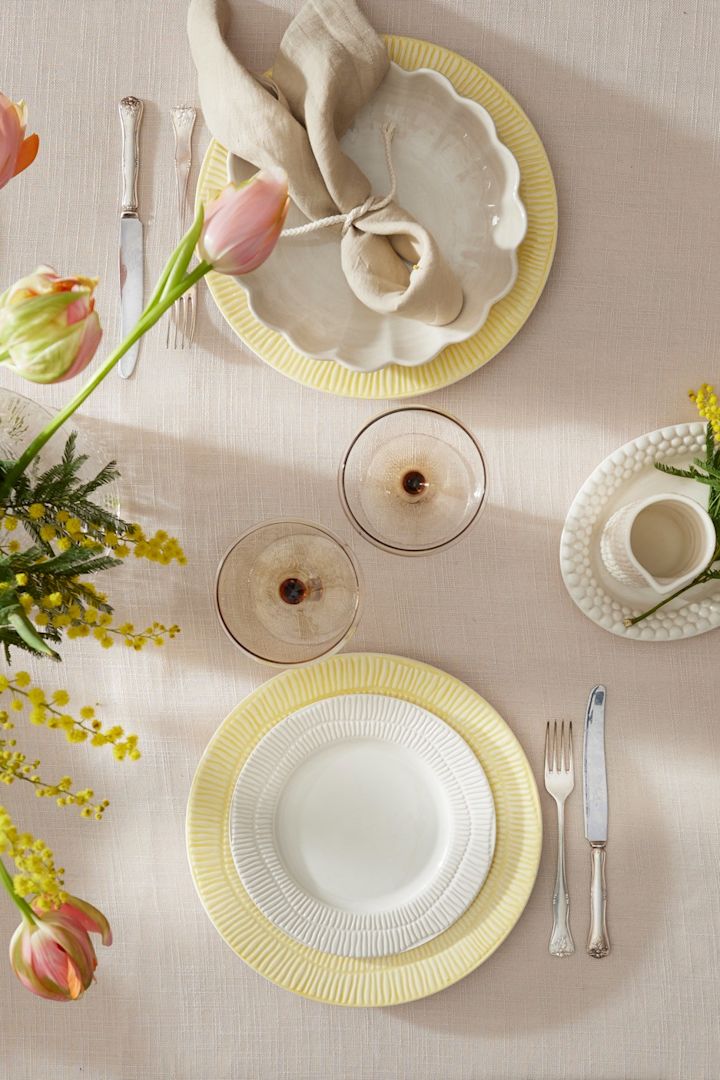 En farverig dekoration til påskebordet, bestående af Stripes tallerkener fra Mateus, glas fra Byon og servietter fra Scandi Living.