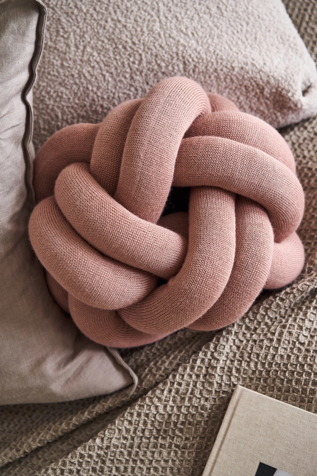 Her kan du se Knot puden fra Design House Stockholm i dusty pink.