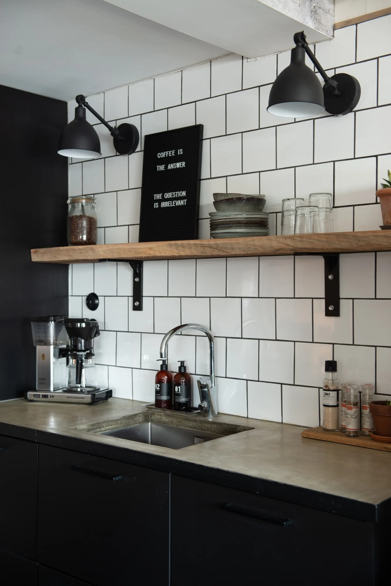 Her kan du se industrikøkkenet af @beerbuilthis, som er præget af minimalisme og sorte elementer.