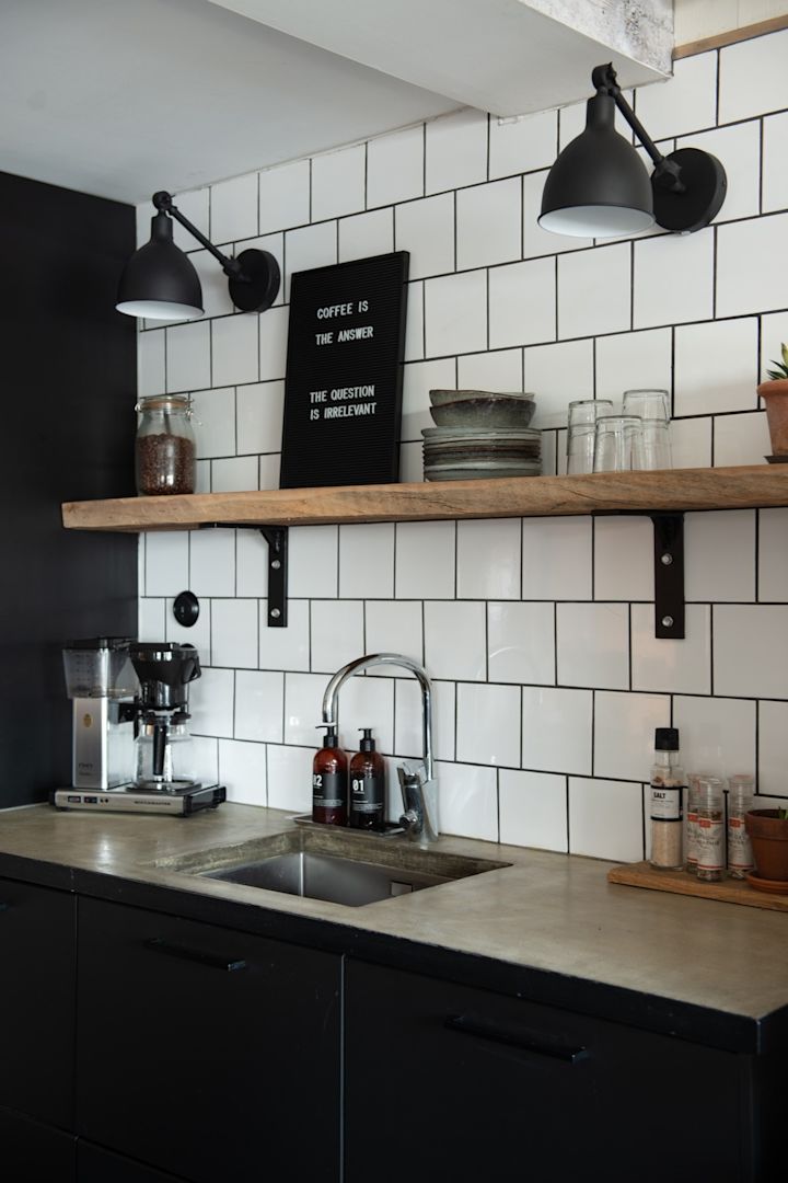 Her kan du se industrikøkkenet af @beerbuilthis, som er præget af minimalisme og sorte elementer.