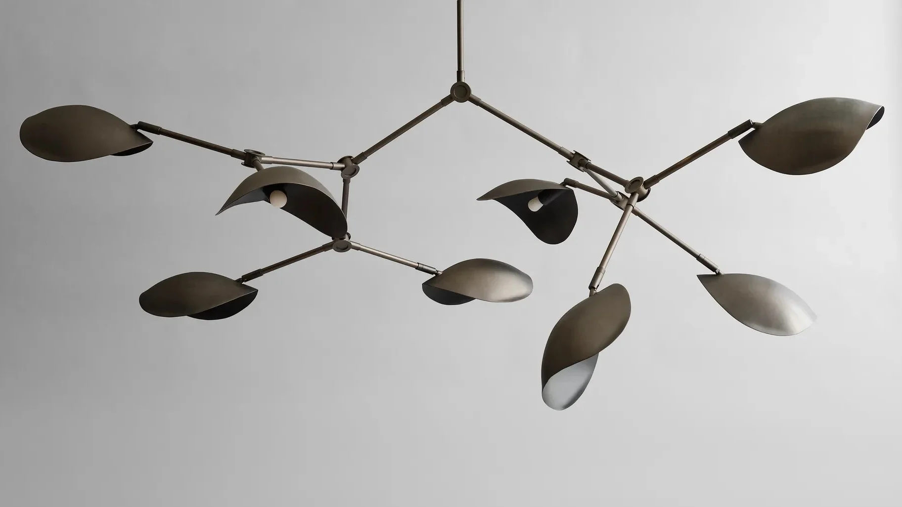 Stringray Chandelier lysekronen fra 101 Copenhagen er en stor loftlampe med et moderne design. Lampen har flere arme med flere forskellife nuancer inspireret af rokker.