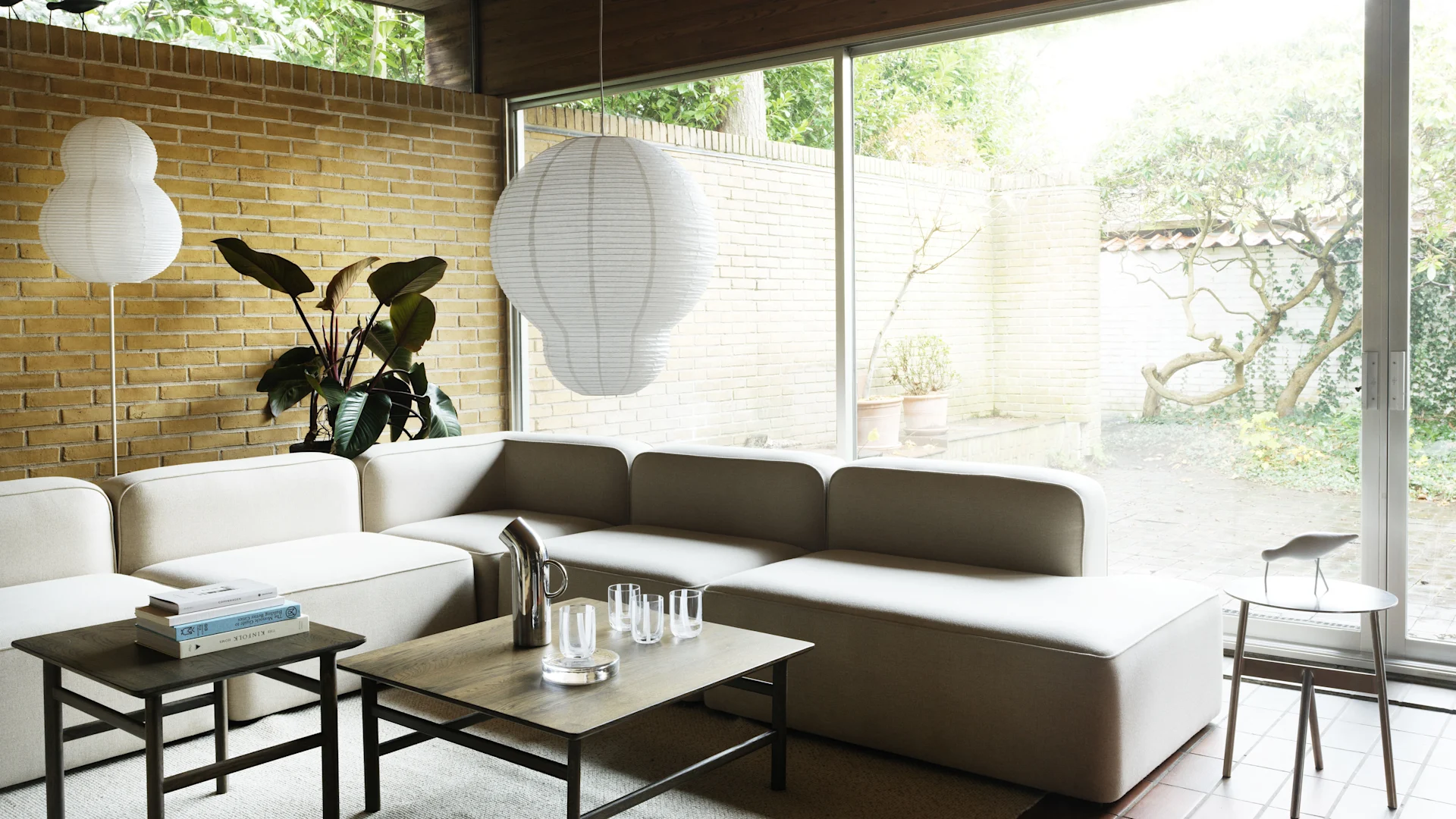 Stringray Chandelier lysekronen fra 101 Copenhagen er en stor loftlampe med et moderne design. Lampen har flere arme med flere forskellife nuancer inspireret af rokker.