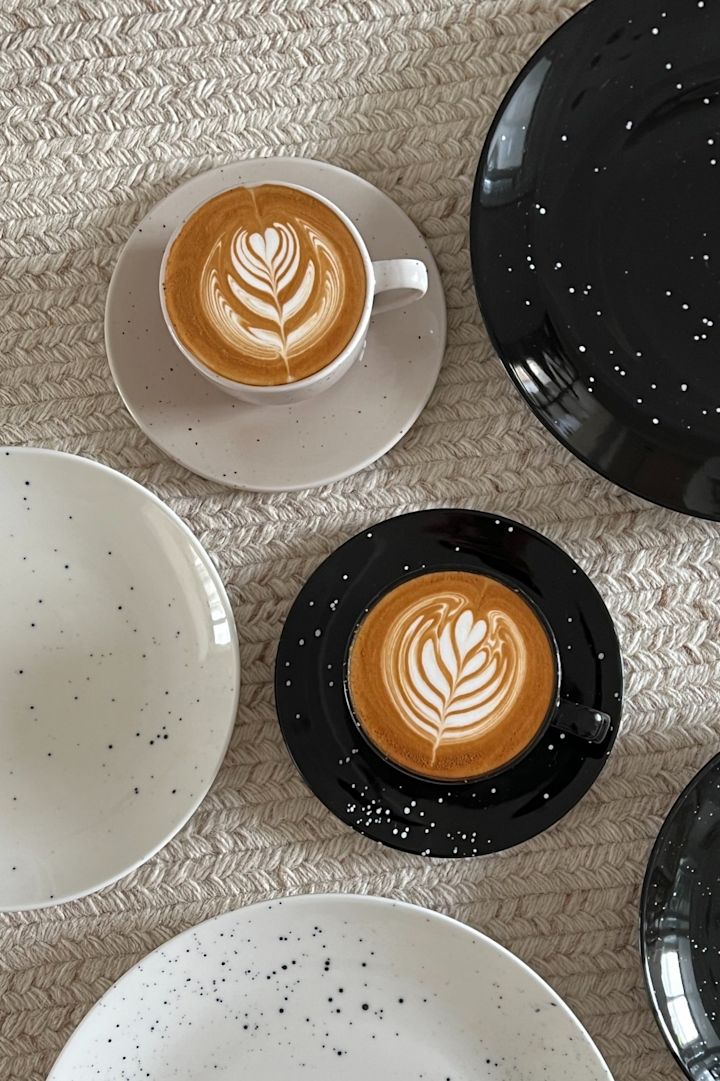 To kopper kunstfærdigt arrangeret kaffe i sort og beige fra Scandi Livings Freckle-kollektion omgivet af tallerkener i @Avery-P's hjem.