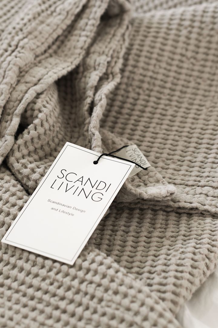Det beige Moss sengetæppe fra Scandi Living er perfekt til at indrette soveværelset for at skabe en hotel fornemmelse.