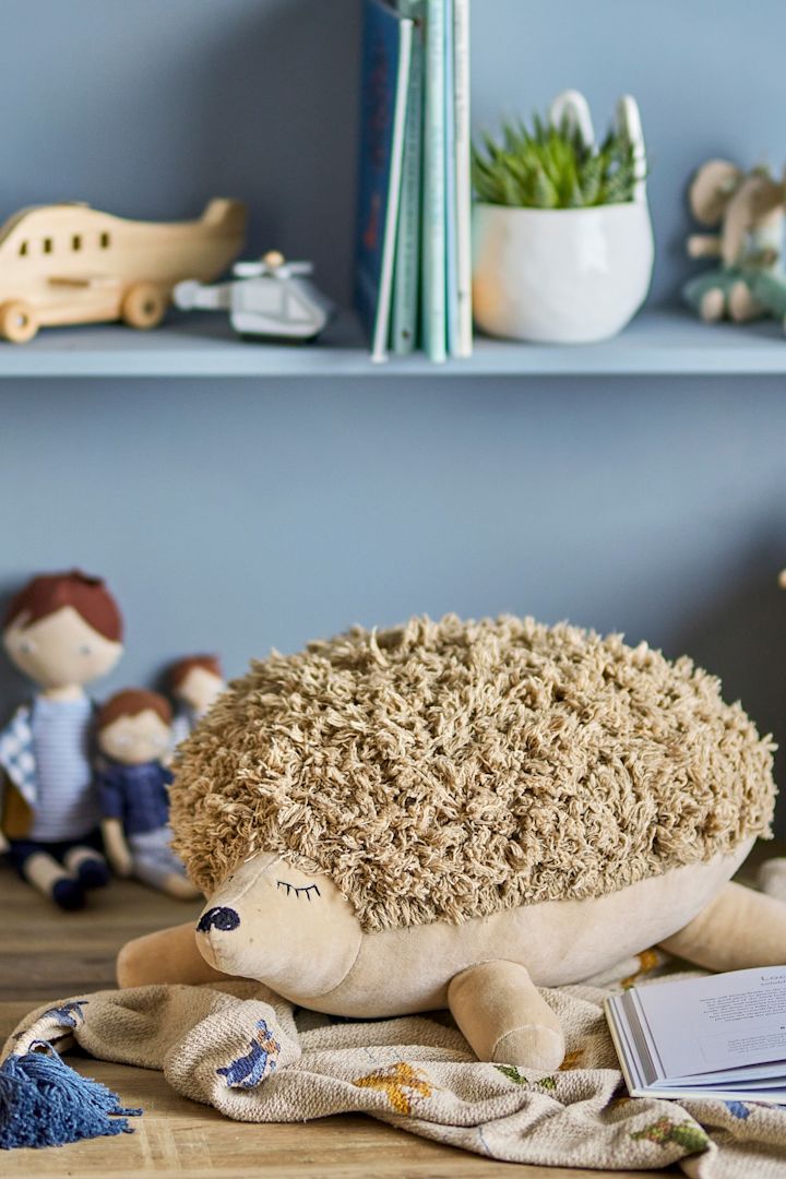 Rubert er et bamse formet som et får fra Bloomingville og er 33 centimeter høj, hvilket gør ham til en særlig nuttet barselsgave.