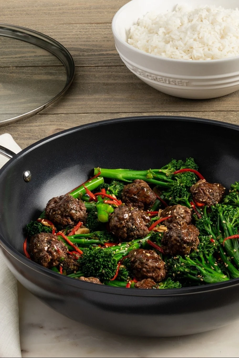 En asiatisk ret laves i en wok fra Le Creuset.