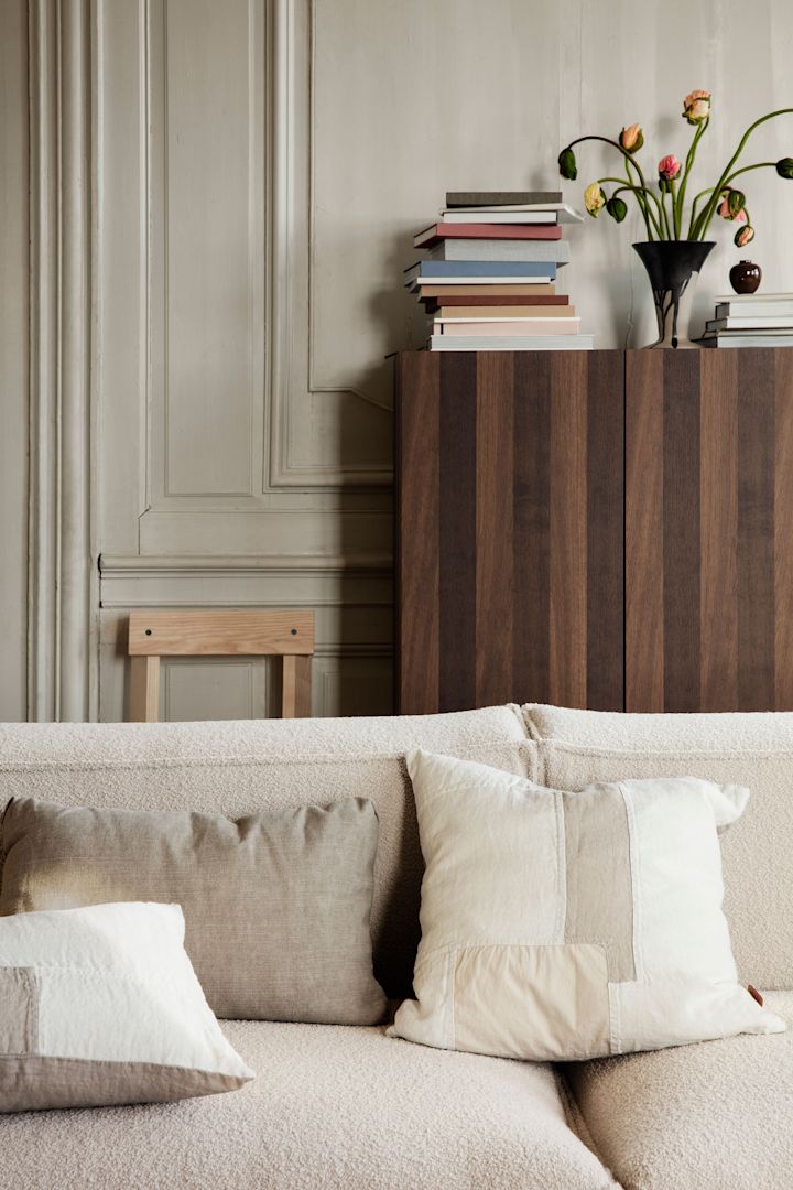 En hyggelig stue med puder, sofa og detaljer fra Ferm Living.