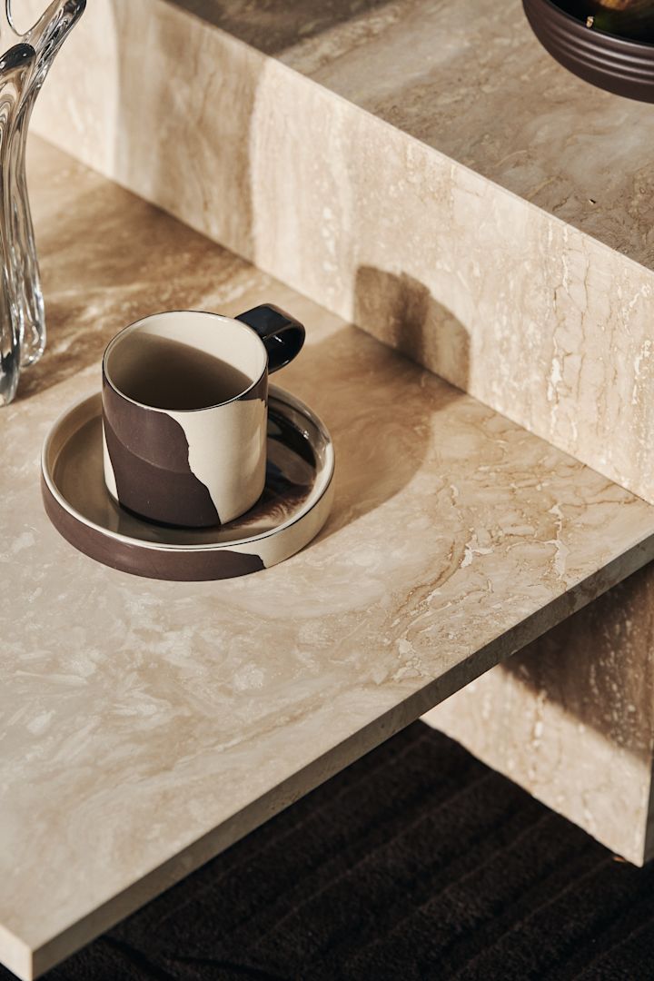 Inlay kop med underkop på et Distinct sidebord fra Ferm Living.