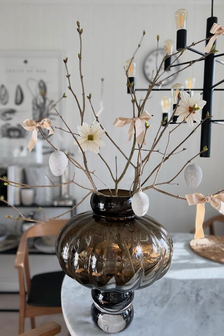 Et påsketræ i Balloon Vase af Louise Roe, pyntet med æg, blomster og sløjfer hjemme hos @catarinaeldana.
