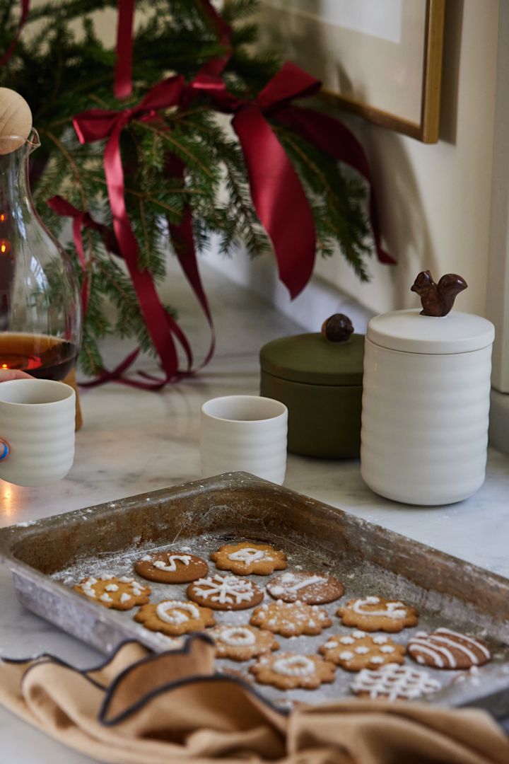 Bag småkager for at komme i julestemning, og opbevar bageingredienserne i Ellen egernforme fra Sagaform.