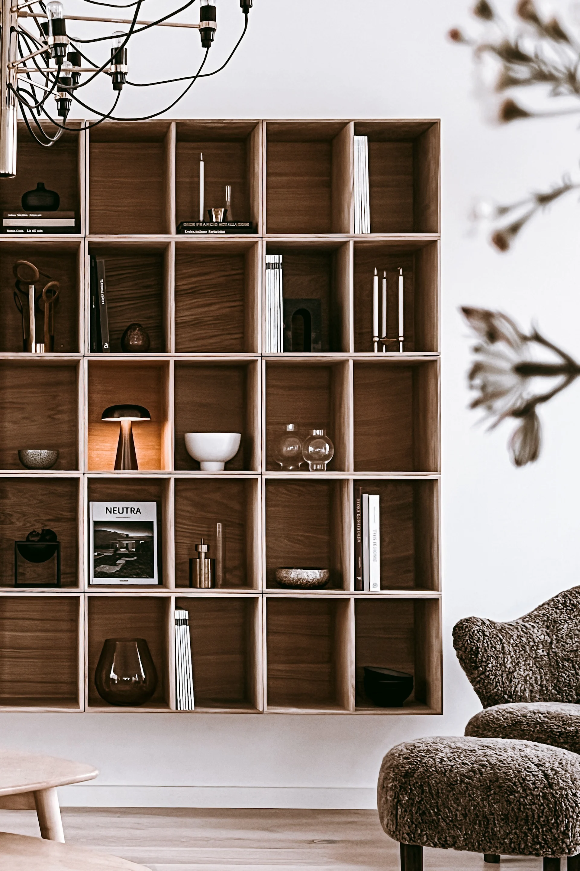 Indret bogreolen fint - inspiration hjemme hos Anela Tahirovic @arkihem hvor bogreolen er indrettet i en ensfarvet farveskala med indretningsdetaljerne.