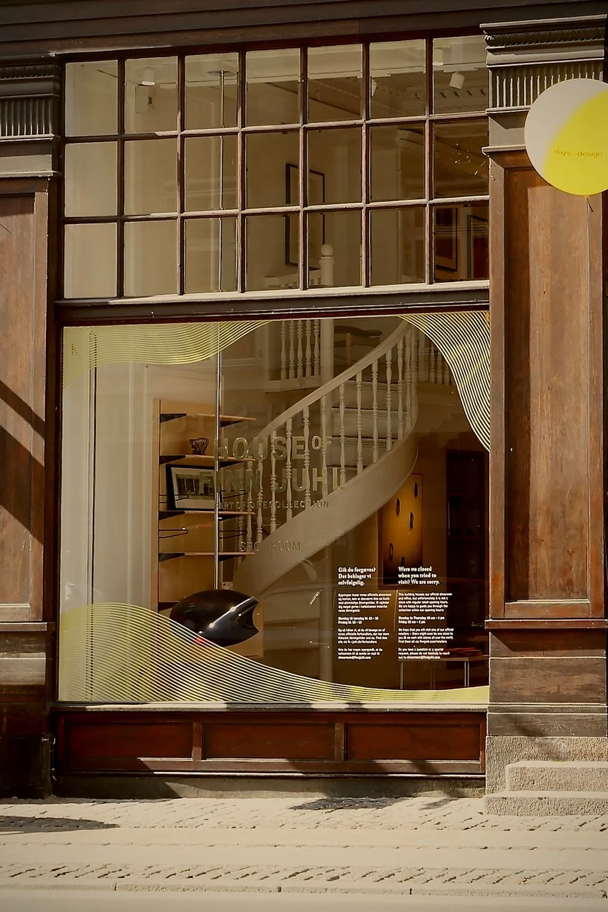 Et gadebillede af House of Finn Juhls showroom. Tilføj dette til enhver københavnsk byguide for designelskere, for det er et sted, man ikke må gå glip af.