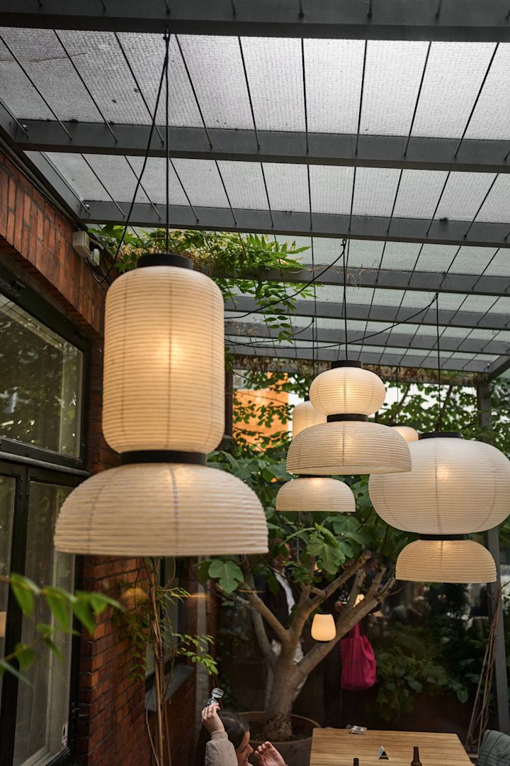 Lille Petra Cafe er det ideelle sted at spise frokost på en byrundtur i København for designelskere. Her ses Formakami-papirlamperne, som hænger i gården i sommermånederne. 