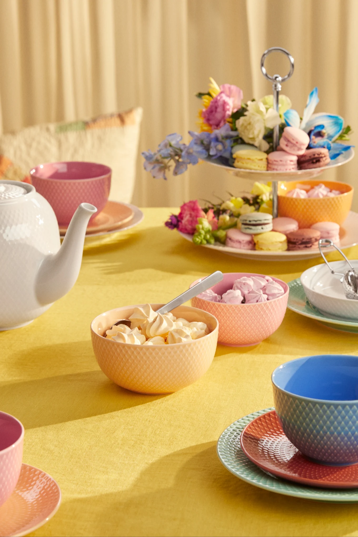 Et farverigt bord, perfekt til påske, dækket med service fra Rhombe serien af Lyngby Porcelæn.