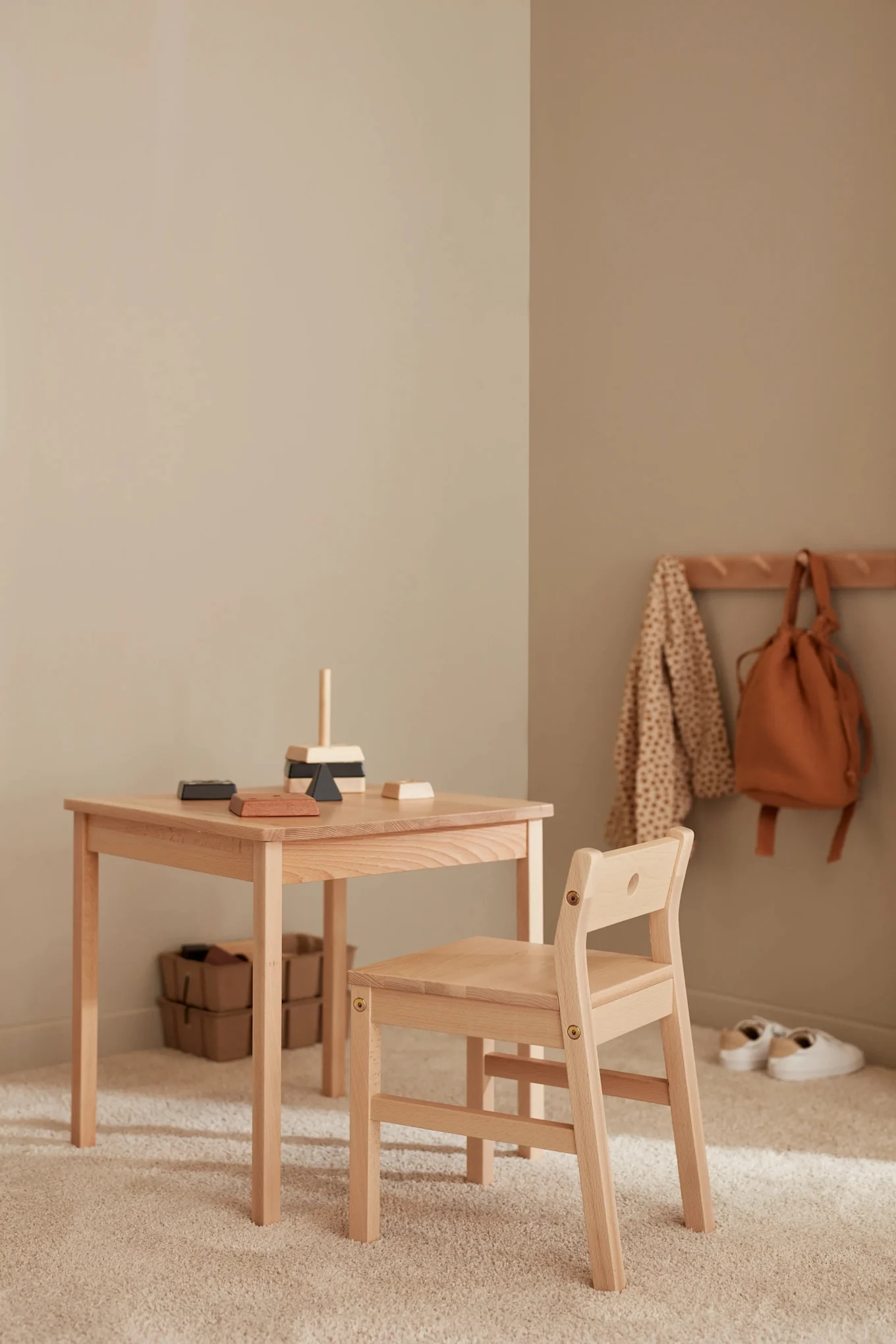 Saga bord i bøg fra Kids Concept passer godt til et børneværelse, et stilrent bord i træ som passer uanset stilen i børneværelset, her med tilhørende stol.