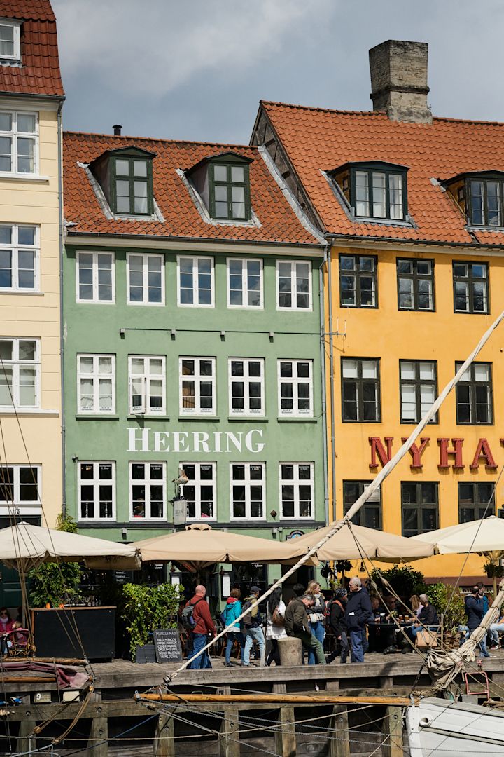 Et stop ved Nyhavn er et must på enhver tur i København. Her ser du de farverige huse på havnen og nogle både. 
