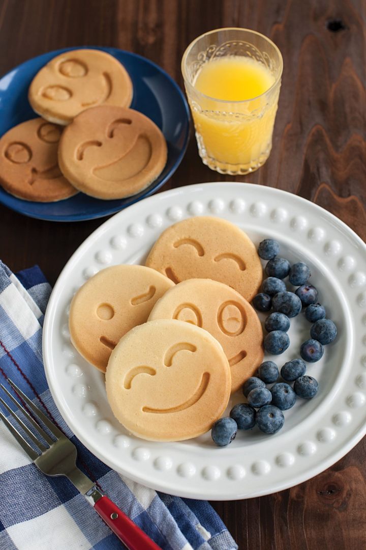 Med smiley pandekagepanden fra Nordic Ware kan du lave pandekager i form af smileyer, som her er fremlagt på en tallerken.