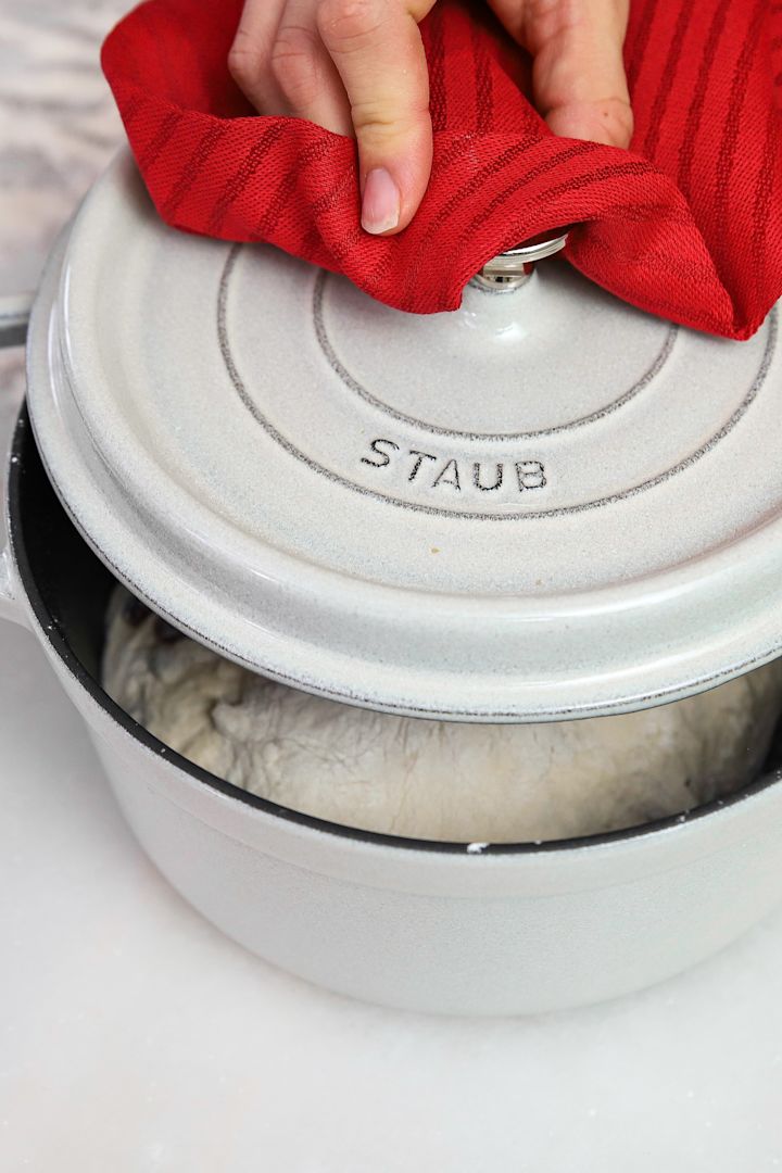 Baka med Fridas tip til et enkelt grydebrød som nemt kan laves i en gryde fra Staub for at få en sprød ydre.