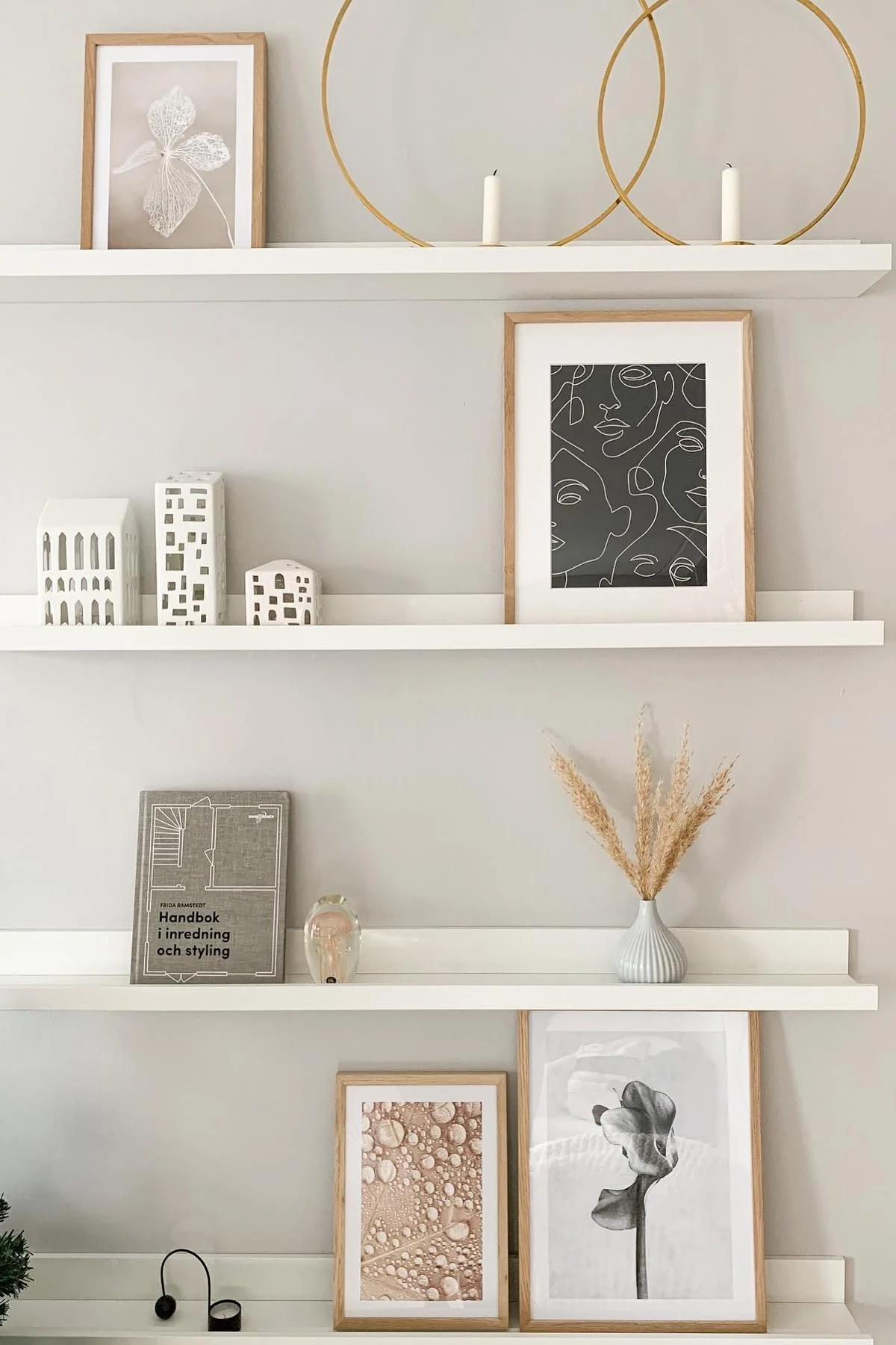 Boho og andre indretningsstile: Hold udsmykningen af din hylde enkel og ryddelig, ligesom Instagram-brugeren @avas.interior.