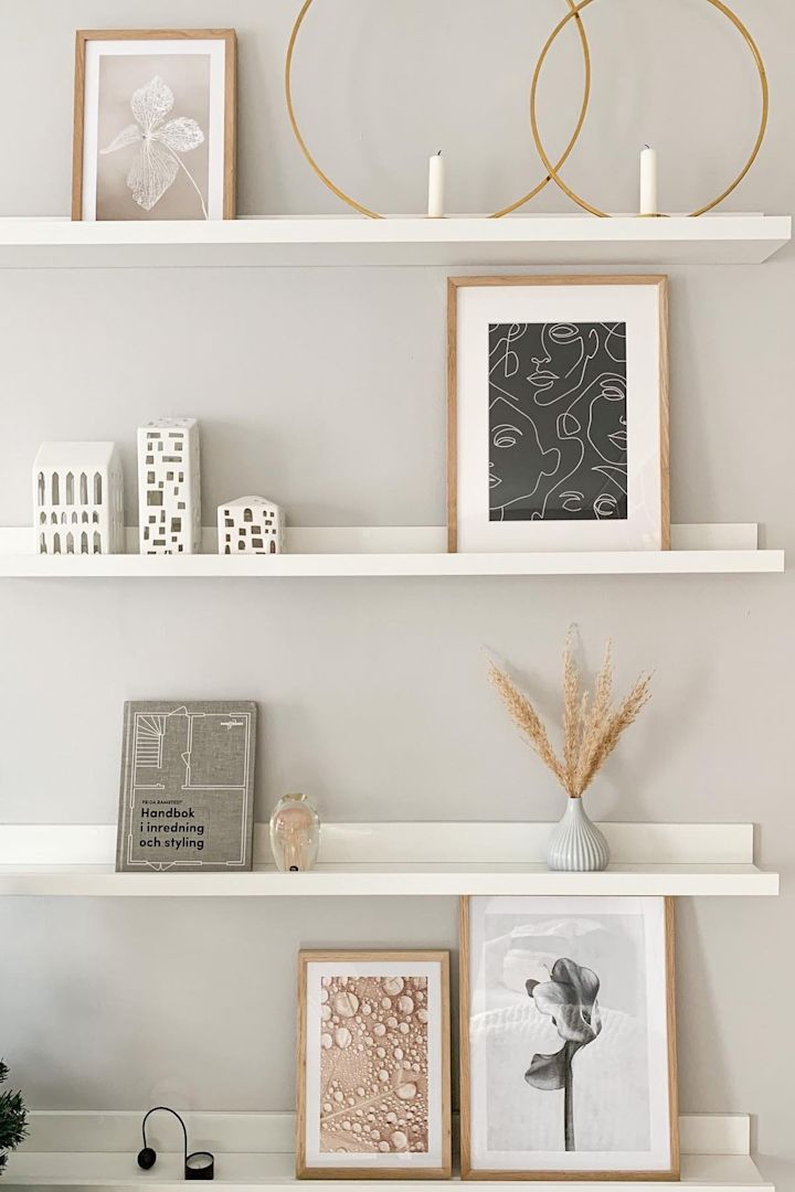 Boho og andre indretningsstile: Hold udsmykningen af din hylde enkel og ryddelig, ligesom Instagram-brugeren @avas.interior.