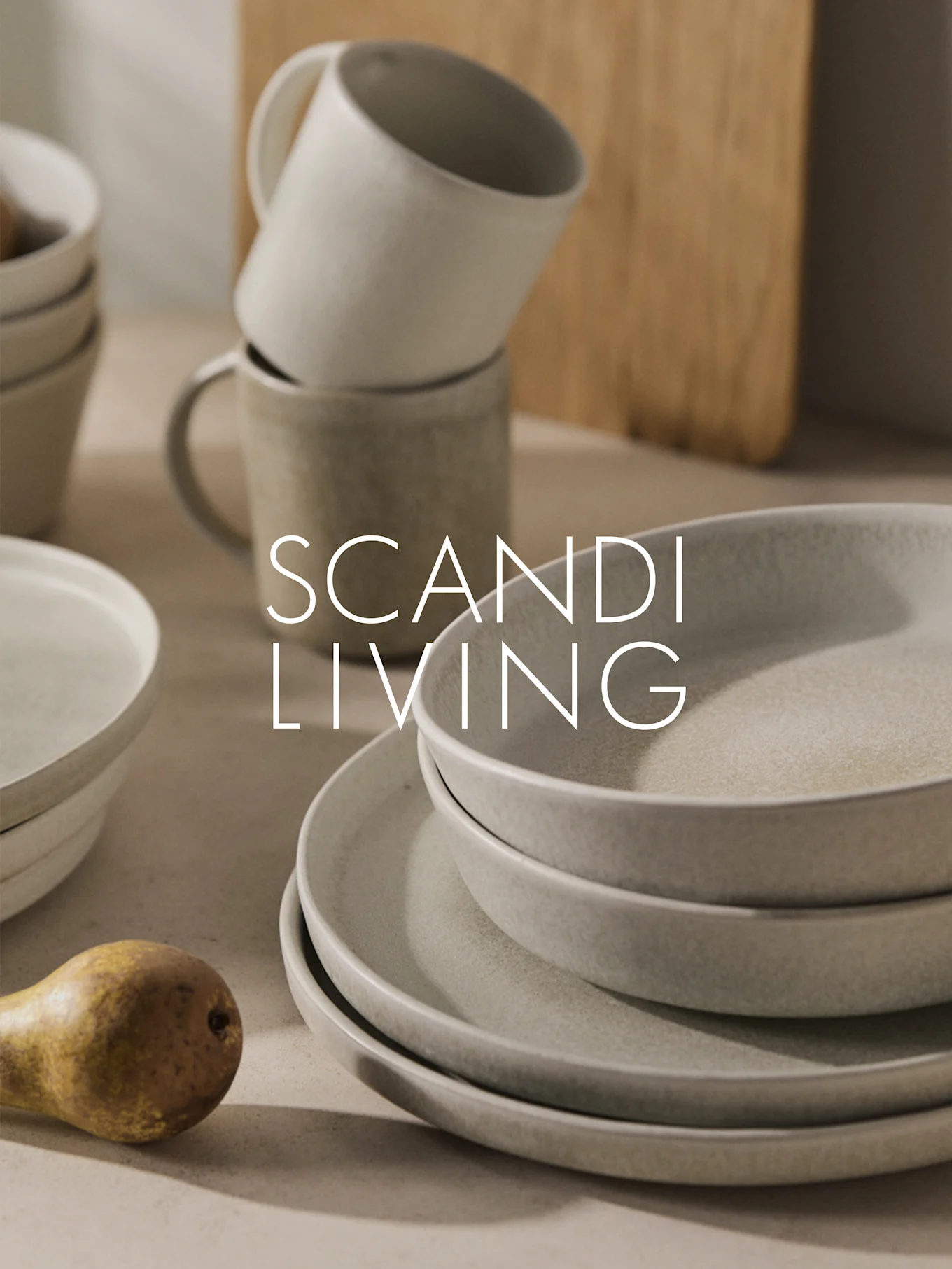 Stablet beige keramikservice, krus og en pære med teksten "SCANDI LIVING".
