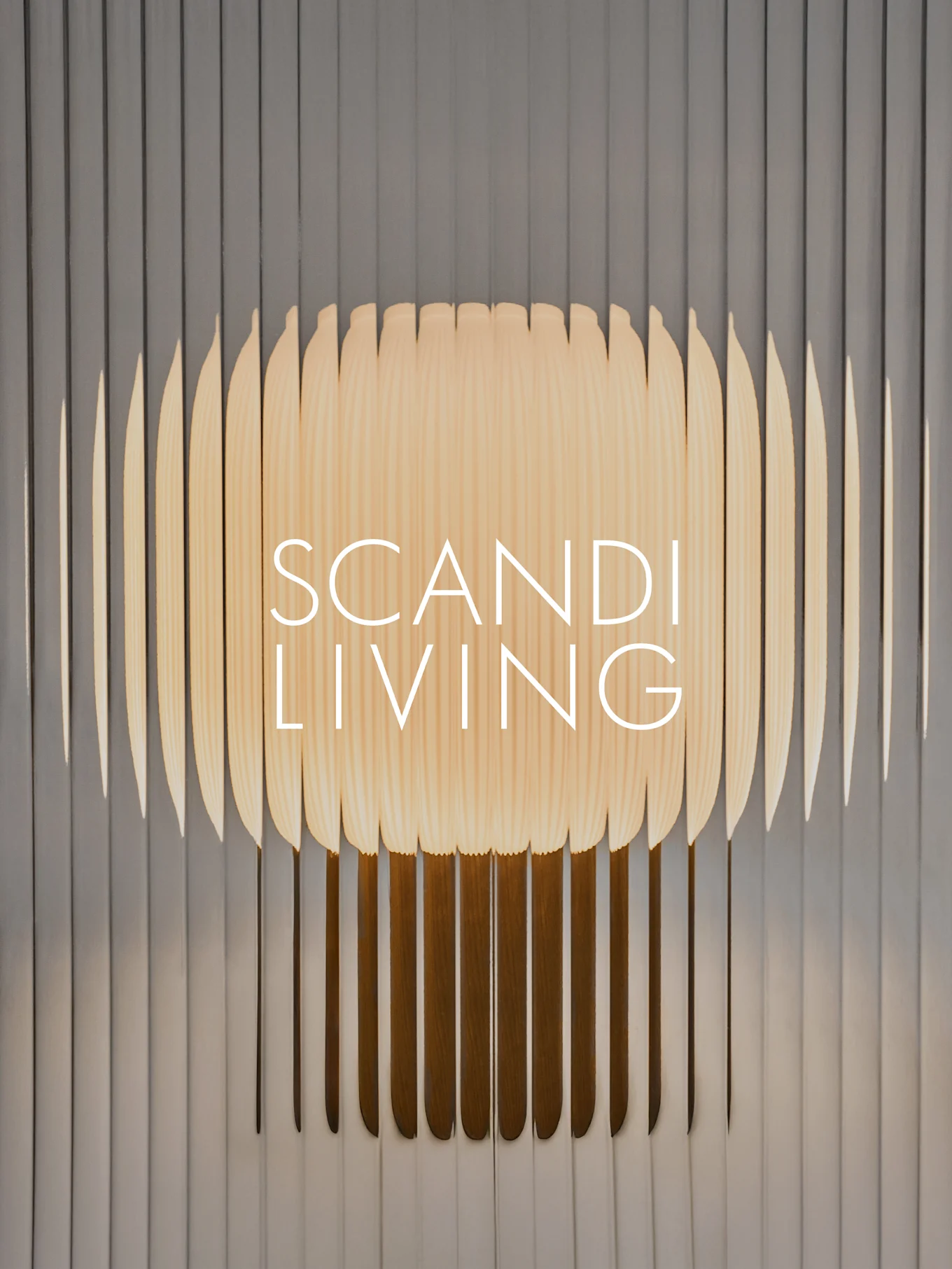 "SCANDI LIVING"-tekst på et vægkunstværk af lyse trælameller med et bølgemønster mod en grå ribbet baggrund.