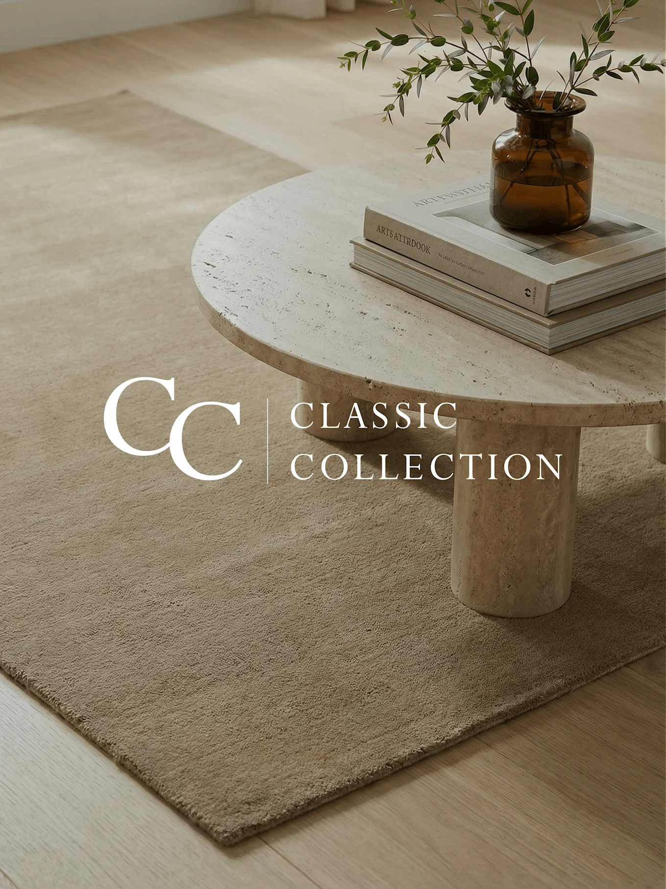 Lyst brunt tæppe på trægulv, travertin sofabord med bøger og en vase med grønne grene. Tekst: 'CC CLASSIC COLLECTION'.