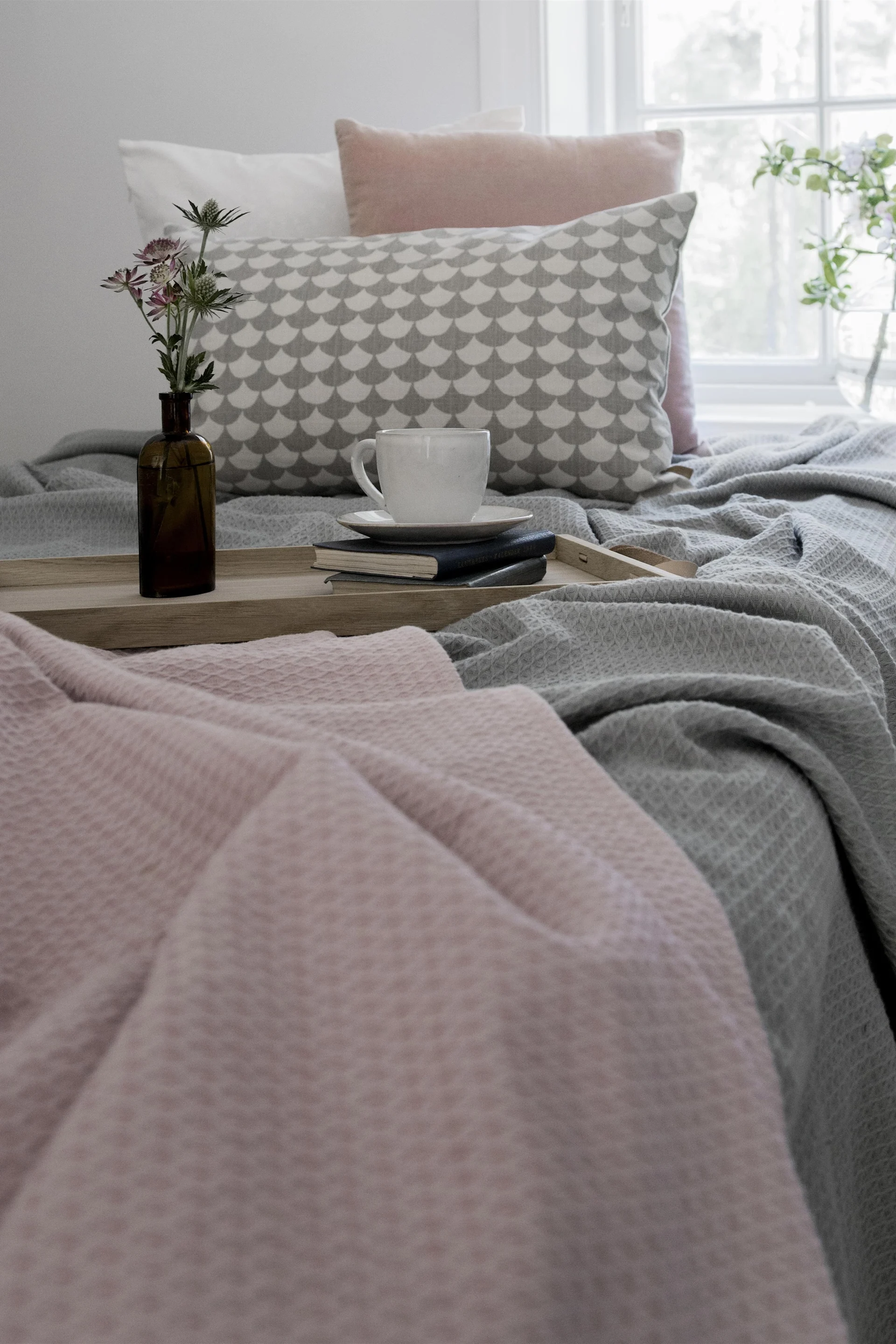 En idé for en afslappende start på valentinsdag: Morgenmad eller en kop kaffe i sengen.