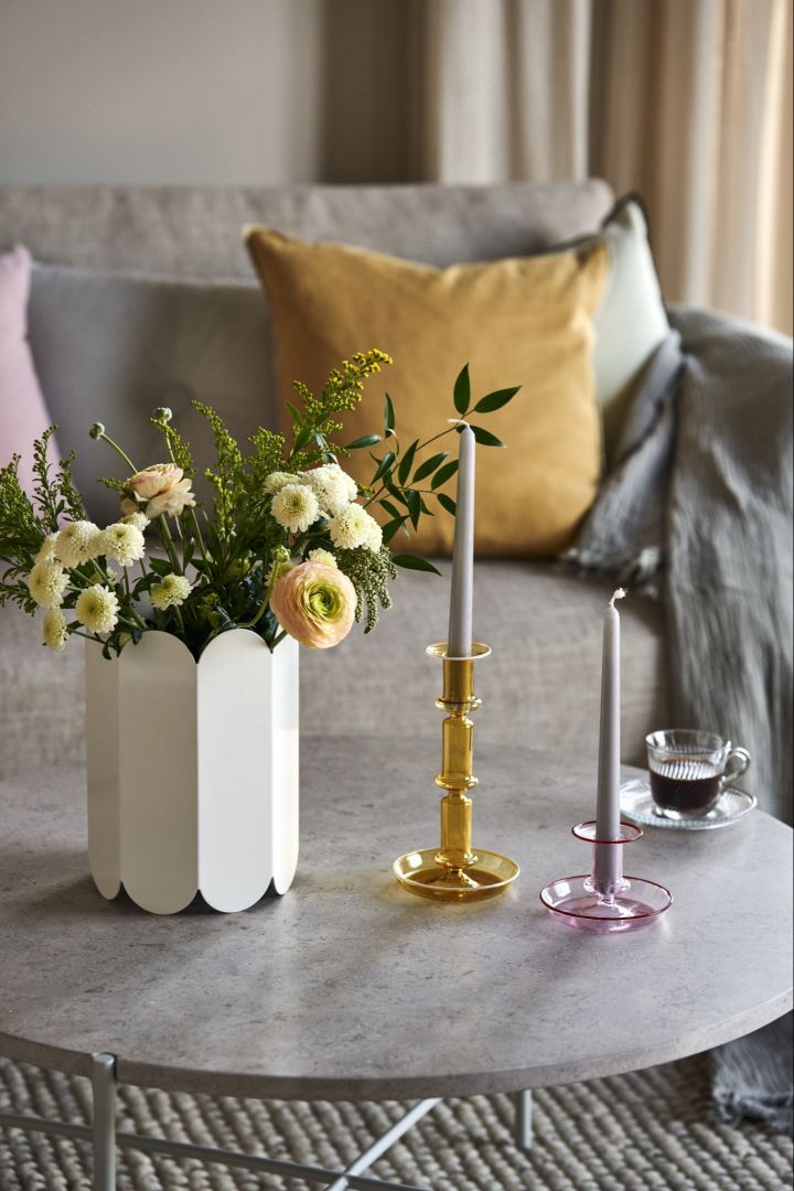 Arcs vasen og flare lysestagerne fra HAY på et marmor sofabord.