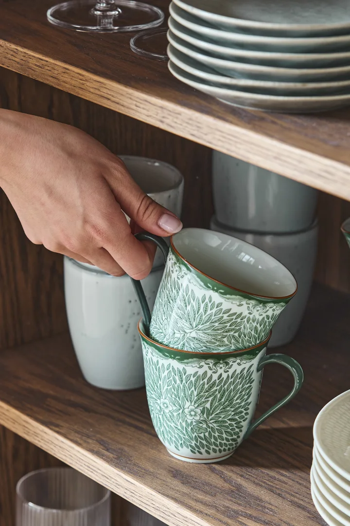 Giv en tidløs designgave som Lines-kruset fra NJRD i en behagelig beige farve. 