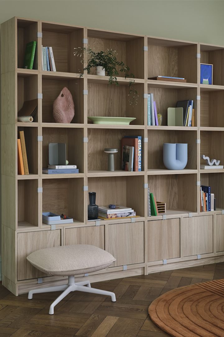 Chunky design er en trend som er her for at blive som en af efterårets indretningstrends 2024, her kan du se en person som dækker bordt med chunky porcelæn i form af Barro serien fra HAY i efterårets mest trendy farver.
