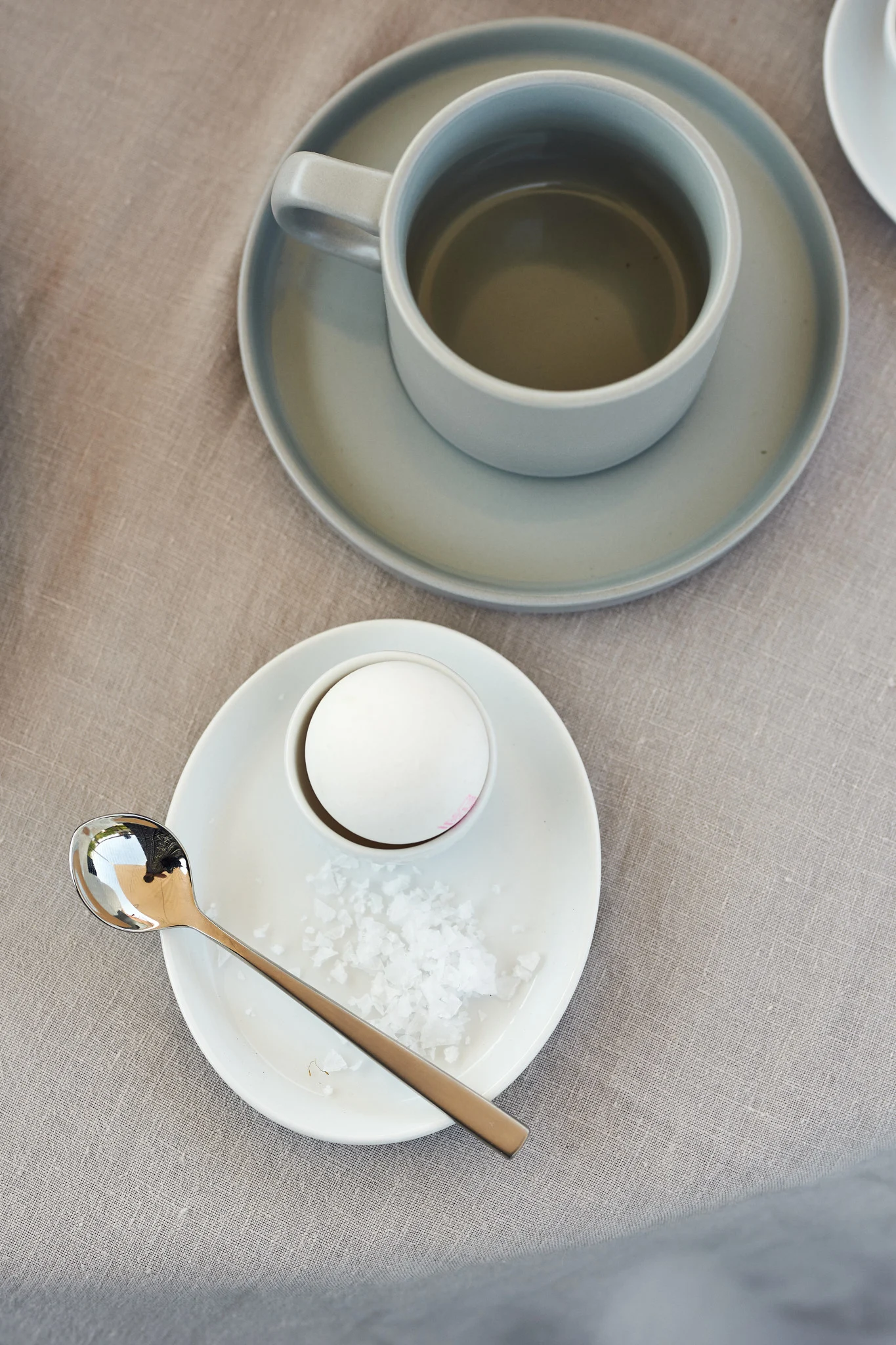 Farv æggene naturligt: Forvandl et hvidt æg, her på Eva Trio Legio Nova æggebægeret ved siden af en Pilar kaffekop fra blomus, til et farverigt påskeæg.