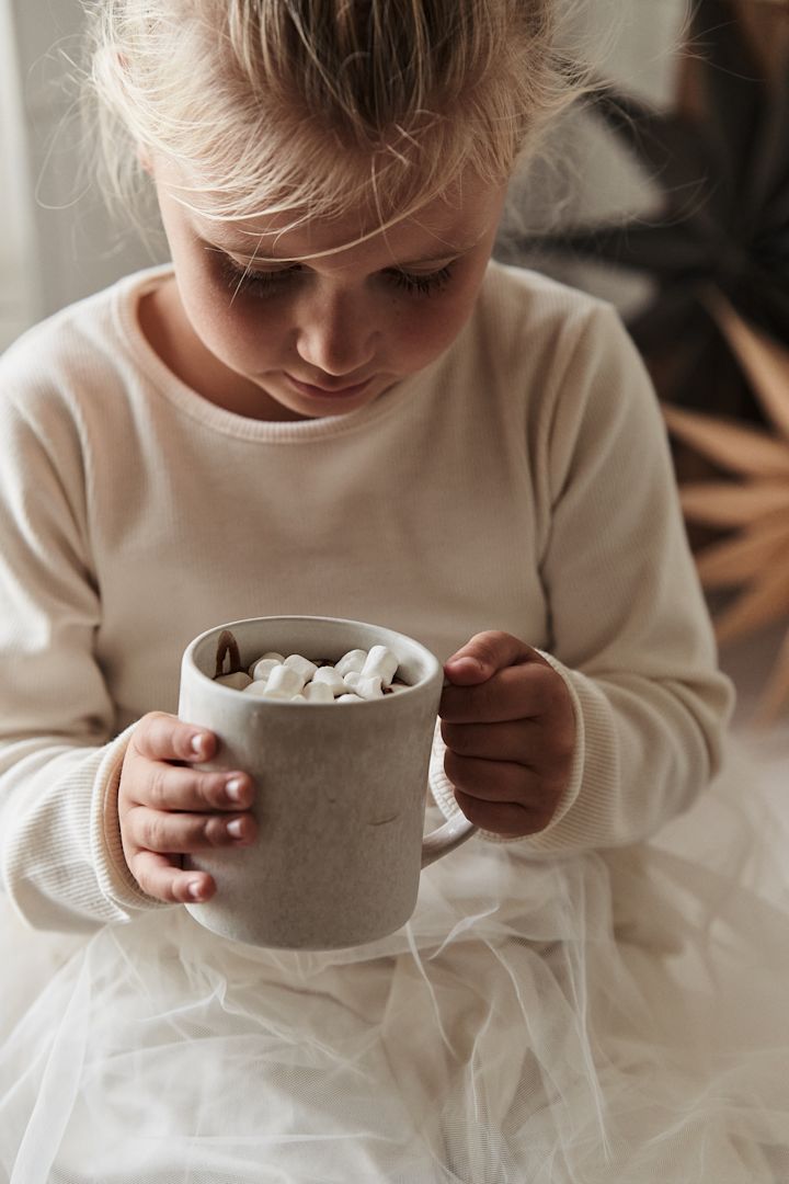 Skandinaviske livsstilsting, som du skal prøve denne vinter - lave varm chokolade med børnene her ser du en pige med sandsbrokruset fra Scandi Living. 