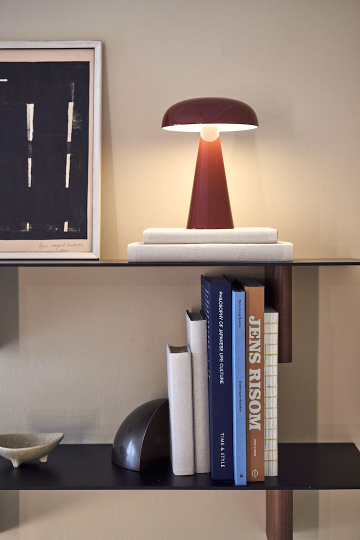 Portabelt belysning er en tidløs trend som altid vil få dit hjem til at føles fuldendt og organiseret. Her ses den portable bordlampe Com fra &Tradition.