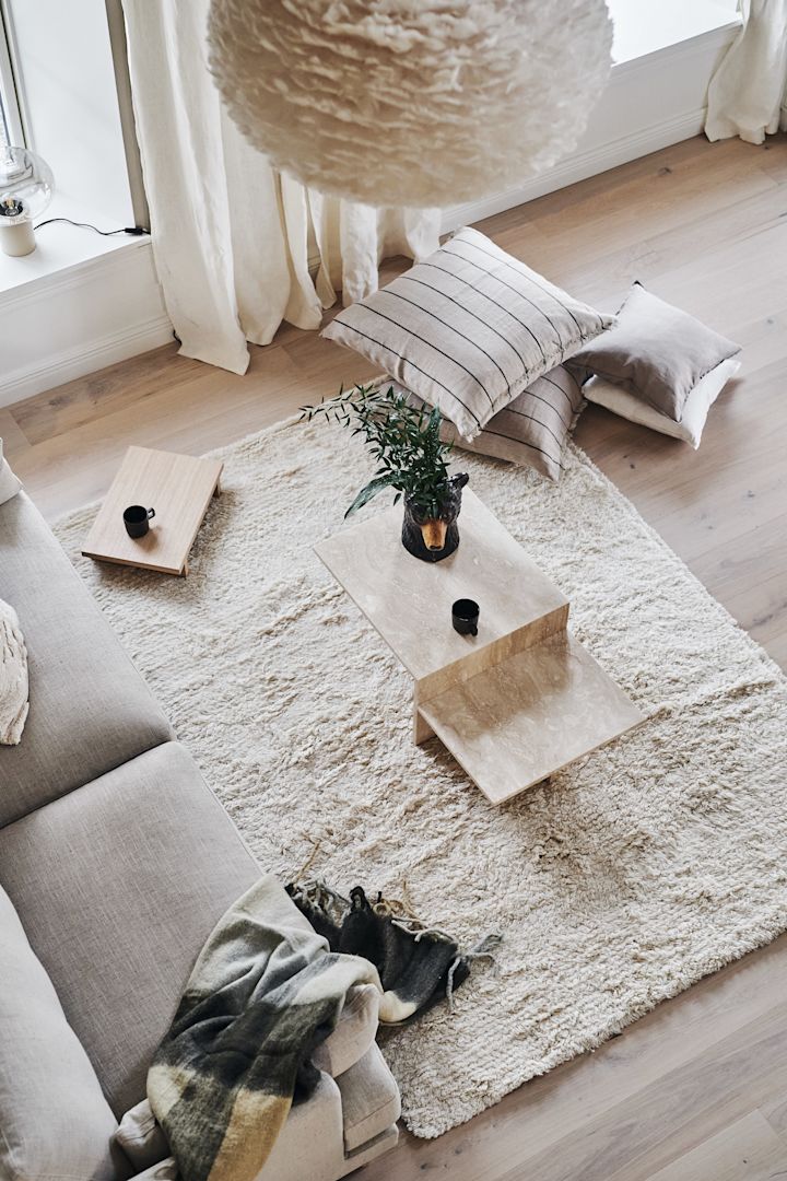Placer det hvide, hyggelige Cozy-tæppe fra Scandi Living i din stue.