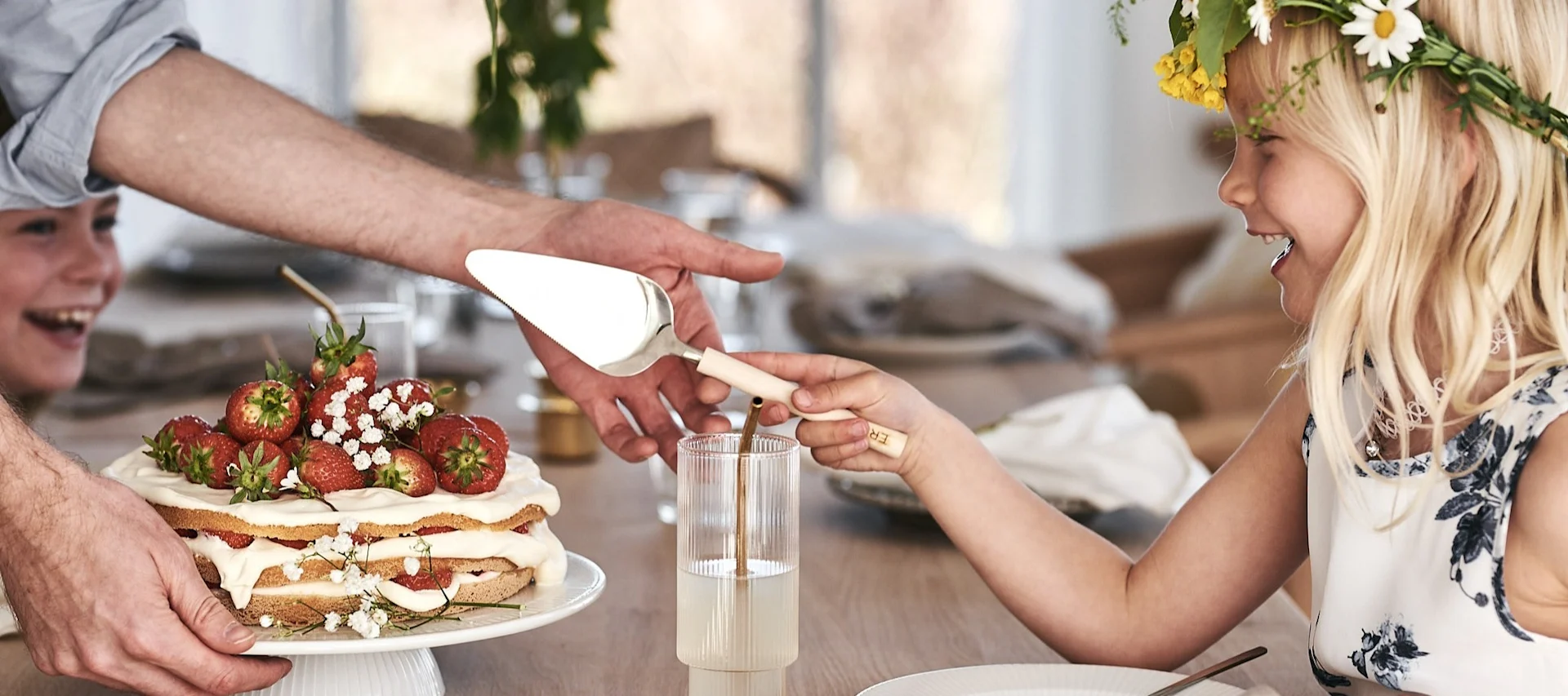 Nyd en rigtig svensk midsommer fejring, blå og hvide bord dekorationer er traditionelle som havspil skålen fra Scandi Living fyldt med jordbær.