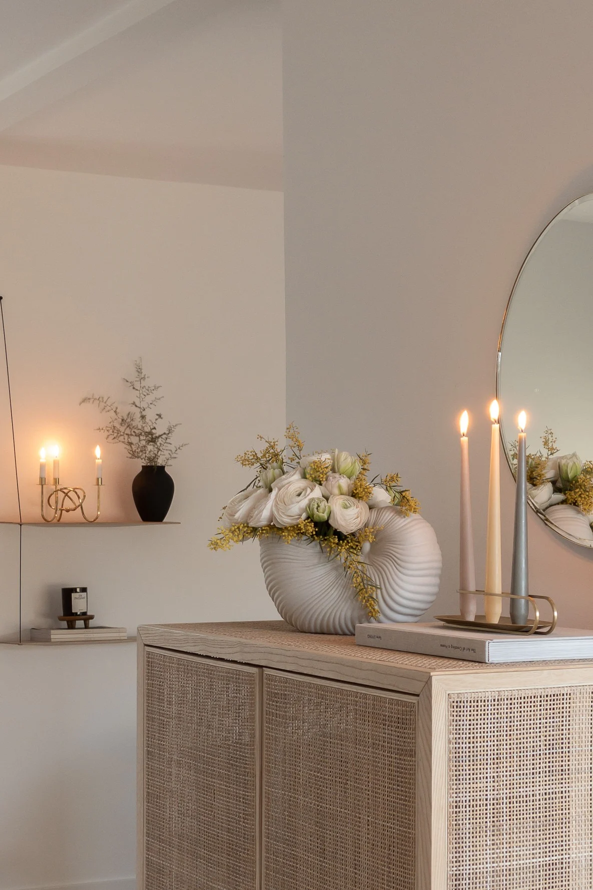 Planlægning af belysning betyder ikke elektriske lamper men også stearinlys. Her ser du Audo Copenhagen lysestage i den tyske influencer @haus_tannenkamp hus.