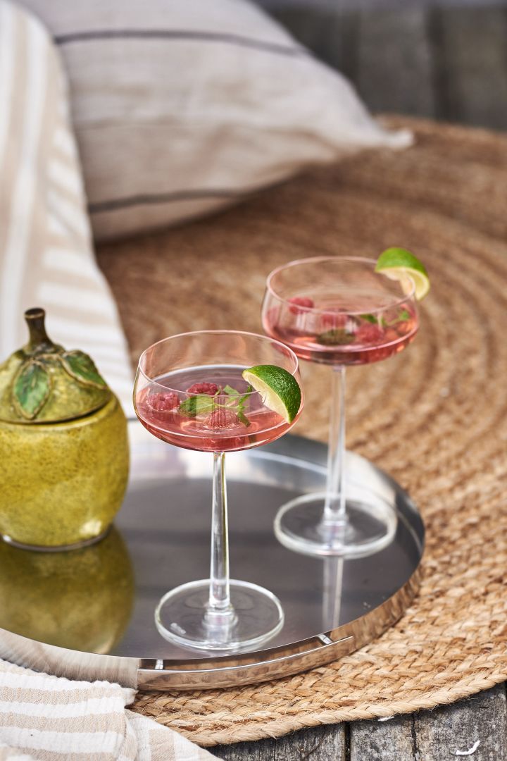 For en enkel og forfriskende sommerdrink så prøv med gin og hindbærsaft, pyntet med citron friske hindbær serveret i Essence cocktail glas fra Iittala.