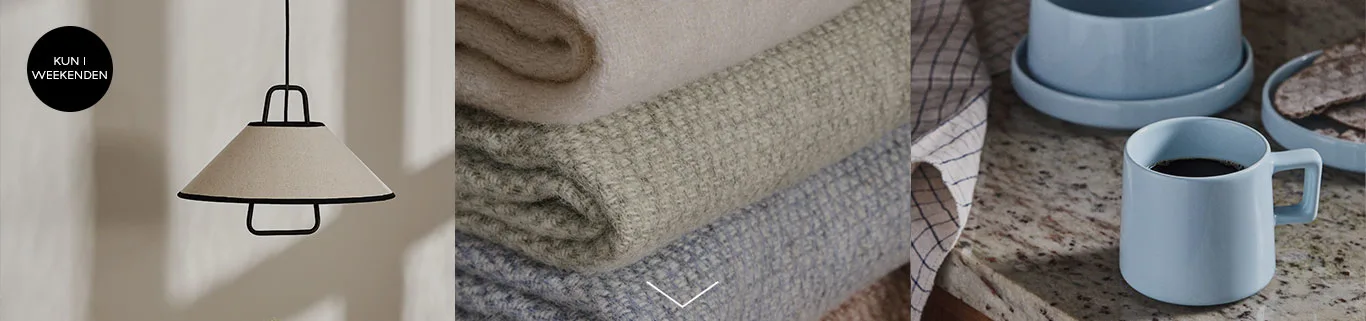 Moderne pendellampe, stak af strikkede tæpper i beige, grøn og blå, og en lyseblå kaffekop med kaffe.