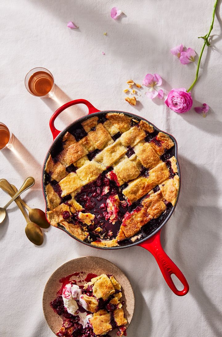 En kirsebærstærte der var lavet i den røde, dybe stegepande fra Le Creuset.