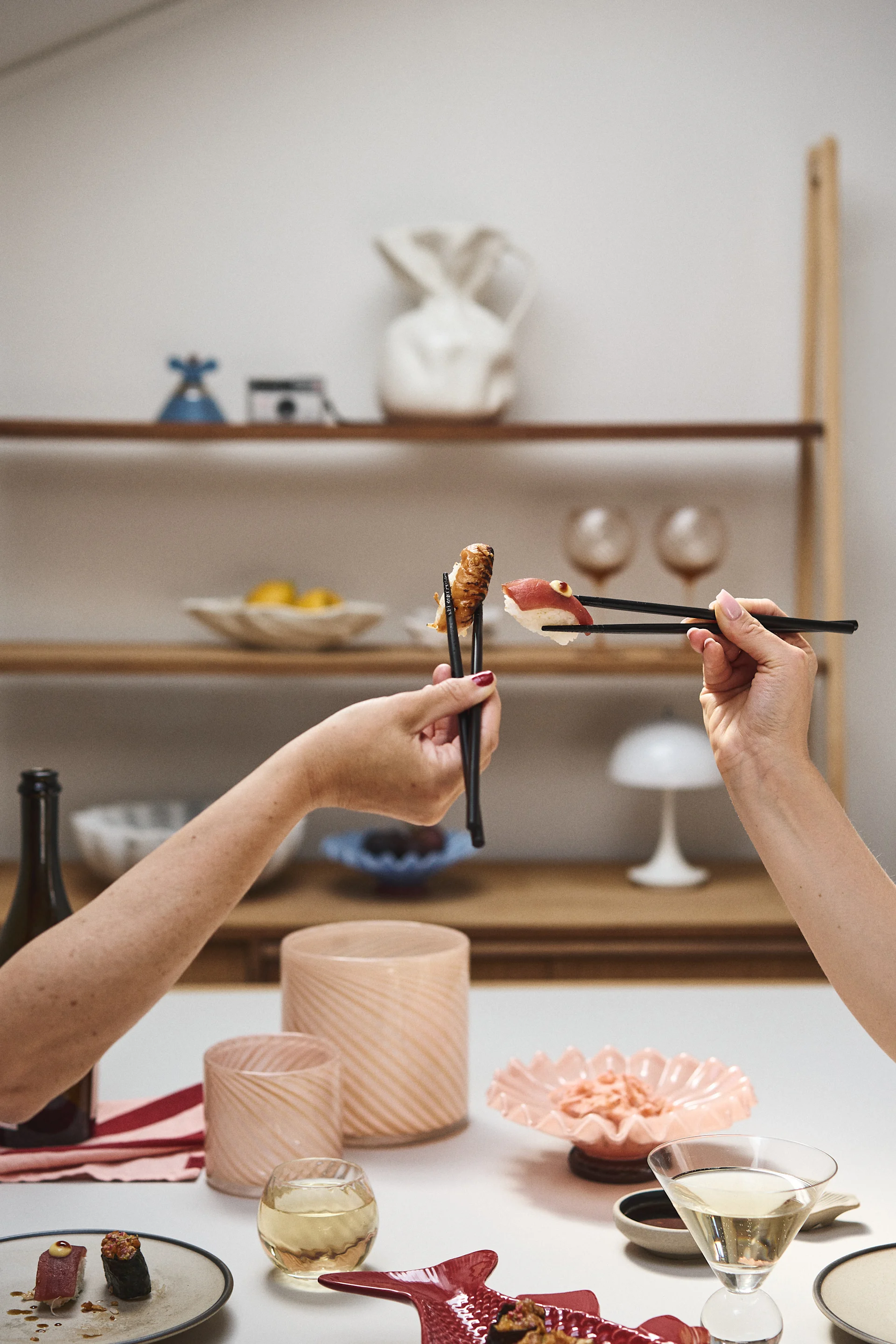 Fra Byon kan du finde alt som du behøver for at dække op til et herligt sushi måltid. Spice glas i klarglas, det fiskeformet fad Kai og hyggelige Calore fyrfadsstager i lyserød skaber en god stemning.