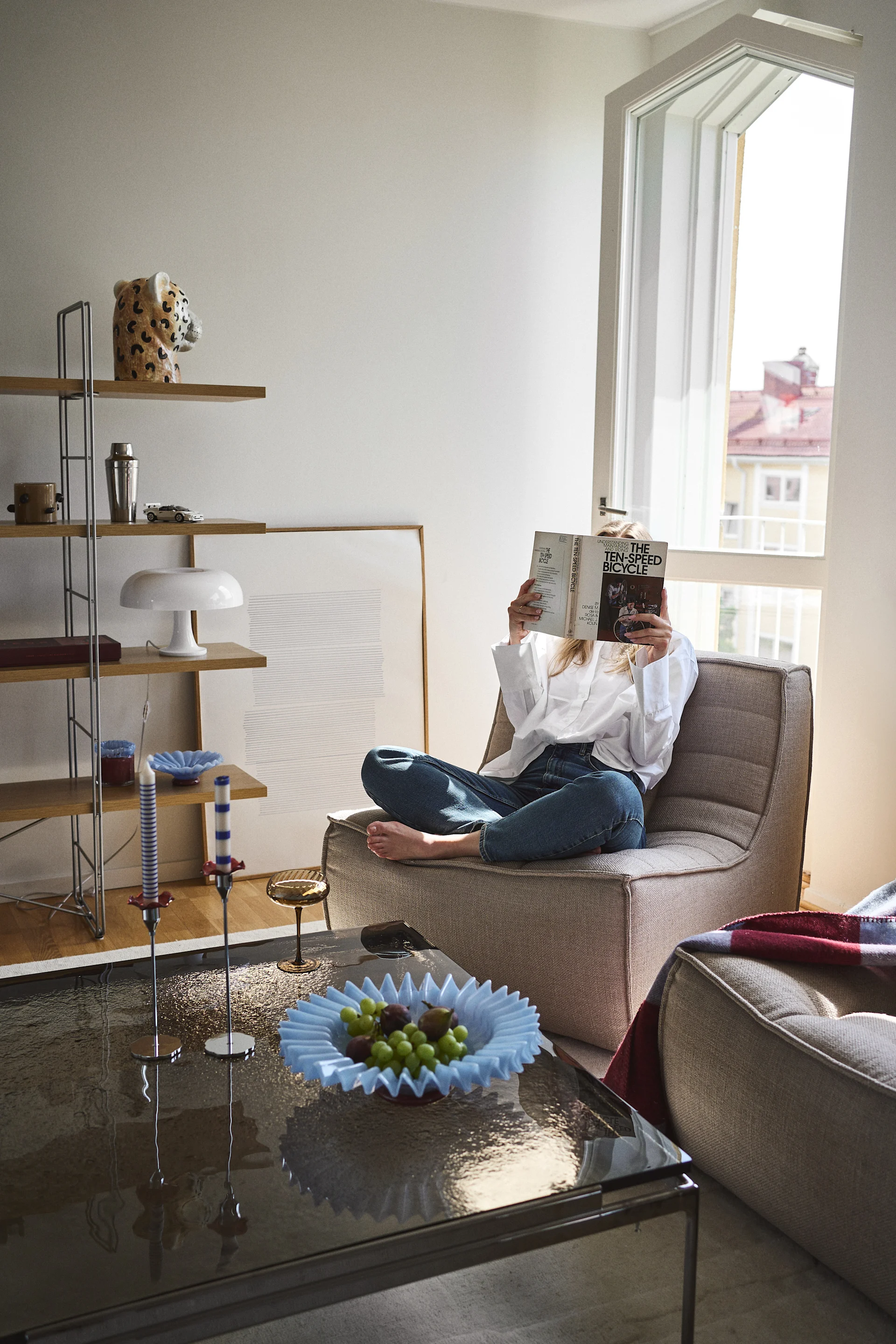 At indrette stuen med statement pieces fra Byon skaber et mere personligt og ekletisk hjem, fyldt med glæde, former og farver. Her er Lori skålen i lyseblå, Cheetah vasen, Opacity champagneglas, Embrace plaid og lara lysestager.